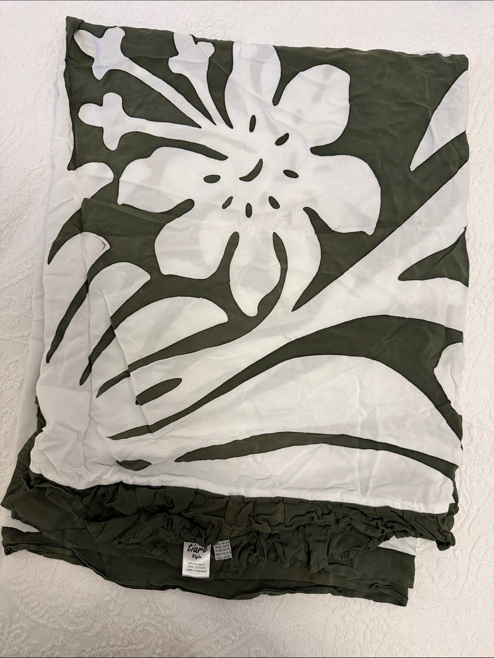 Tiare pareo. Floral Print pareo - Olive and White